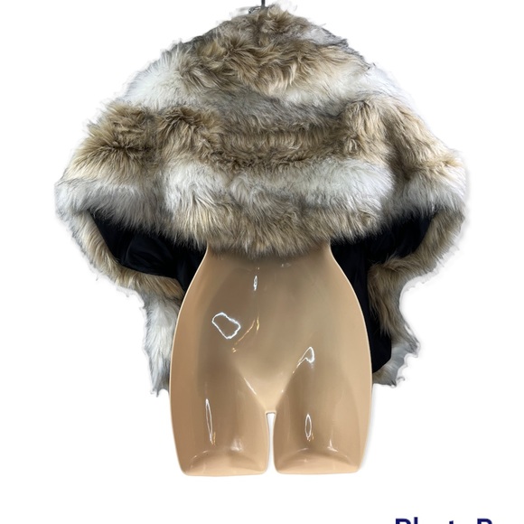Faux fur Women’s cream shrug cover stole - Picture 3 of 3